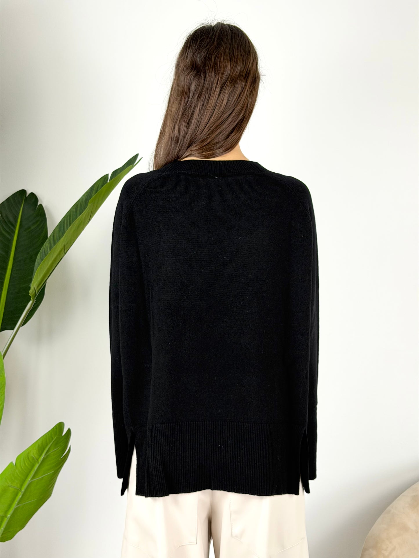 TENSIONE IN - MAGLIA GIROCOLLO CON SPACCHI